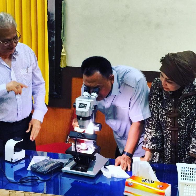 Bapak Kapolda Bali sedang melihat batu Synthetic buatan manusia di dalam Microscope, dan di jelaskan oleh bapak MZ Jeffery (Senior Gemolog IGL Lab).